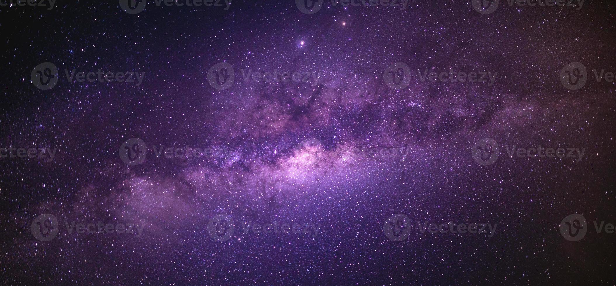 paisaje con galaxia de la vía láctea. cielo nocturno con estrellas. foto