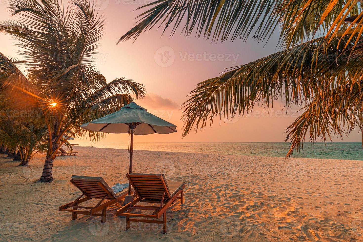 playa increíble. sillas en la playa de arena del mar. holi de verano de lujo foto