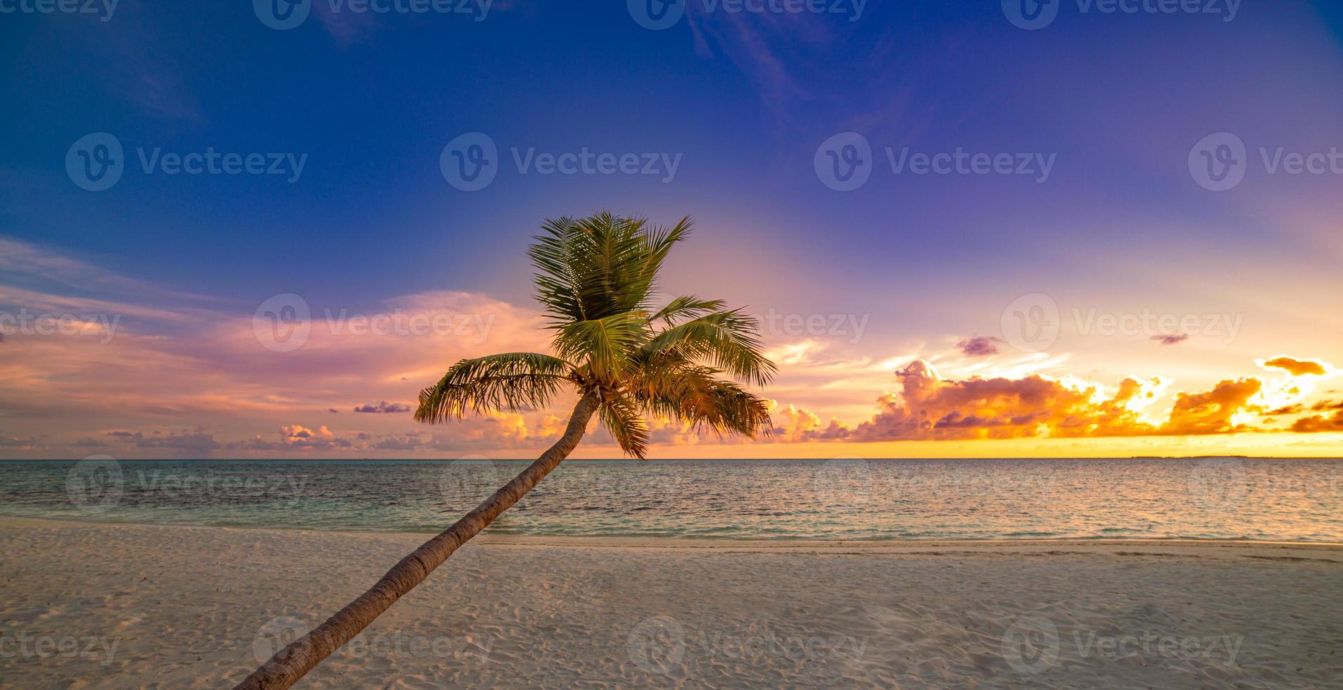 hermosa puesta de sol brillante en una playa paradisíaca tropical foto