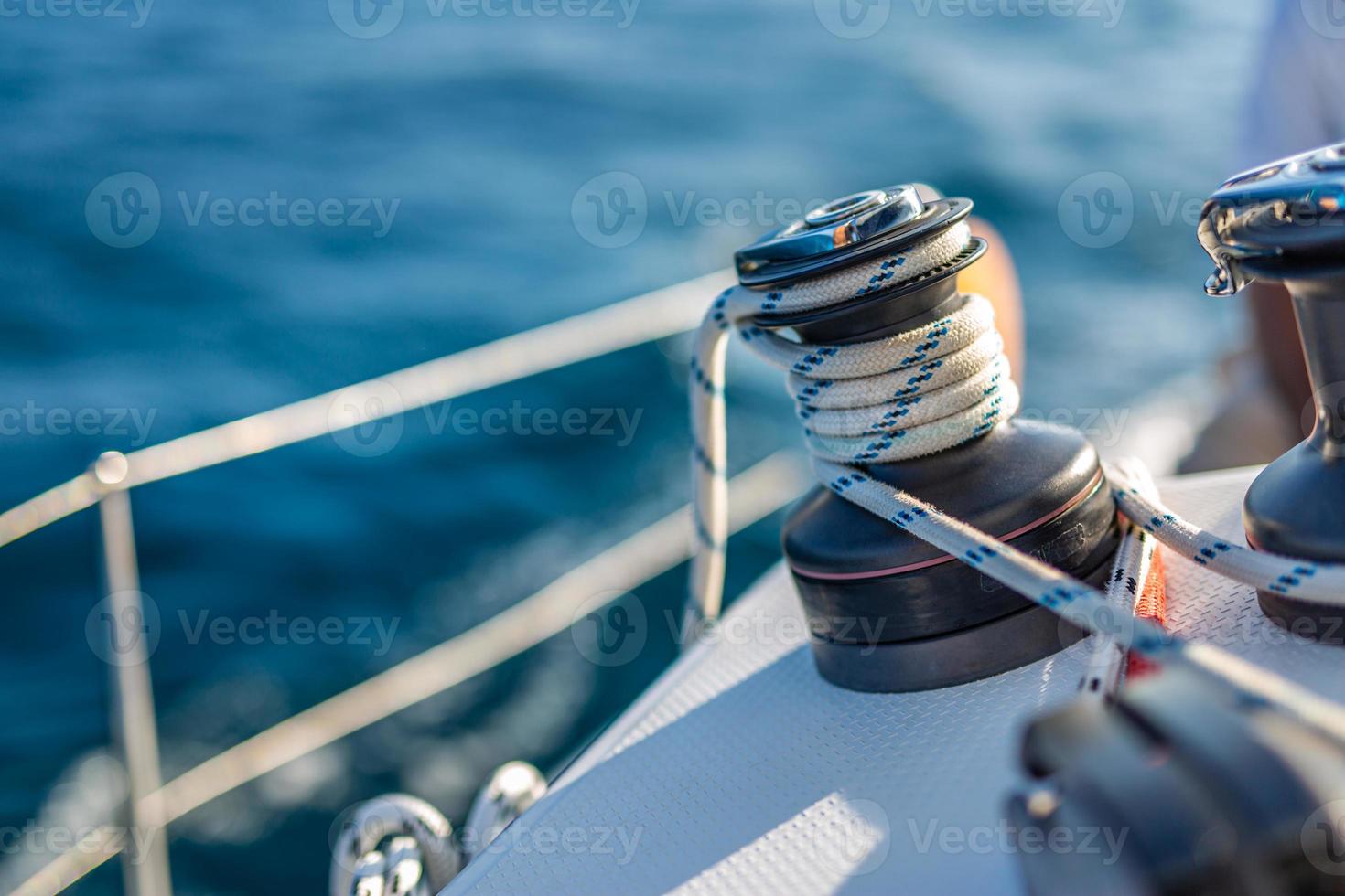 Detalles del equipo de vela en un barco cuando se navega por el agua en un día soleado foto