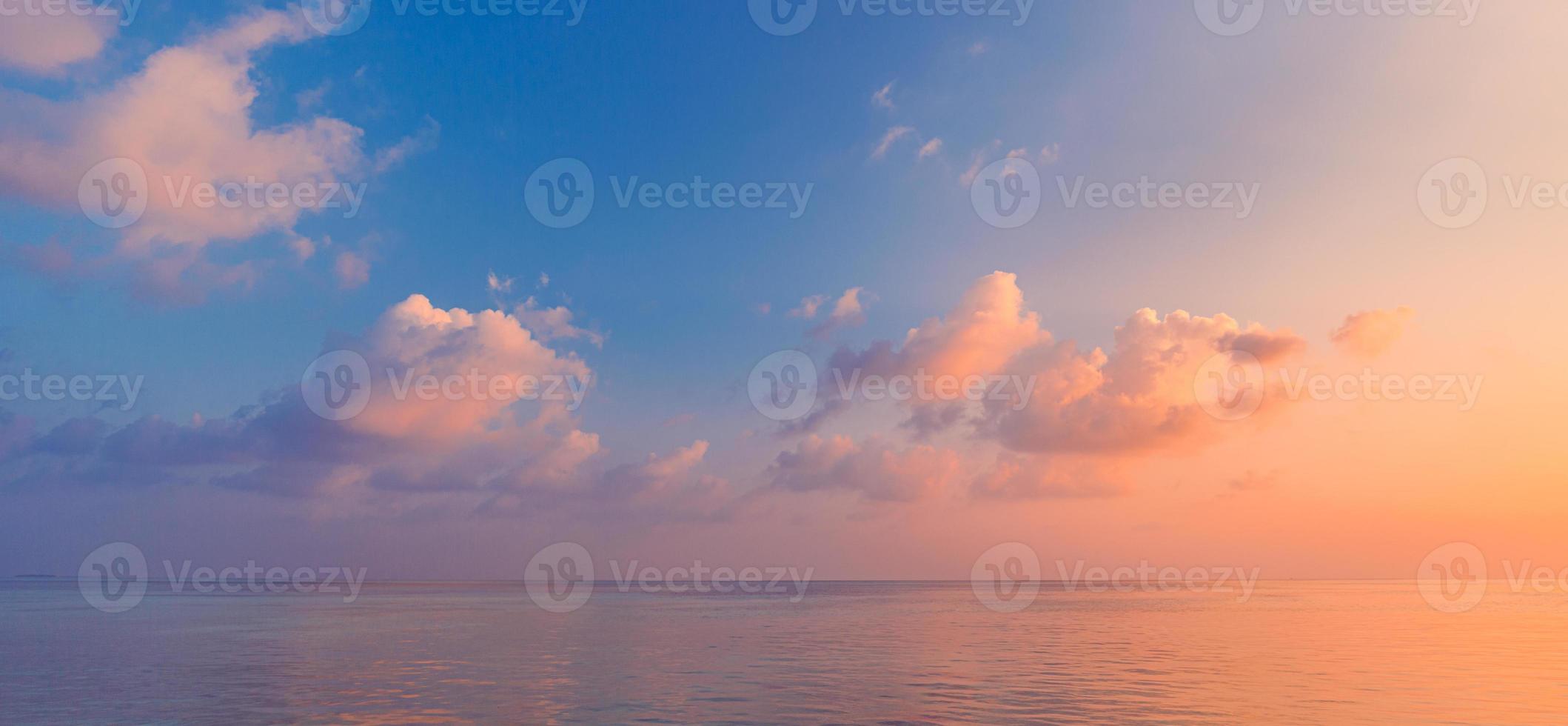 paisaje de playa panorámica. inspirar el horizonte del paisaje marino de la playa tropical. naranja y dorado puesta del sol cielo tranquilidad tranquilo relajante luz del sol verano humor. banner de vacaciones viajes vacaciones foto