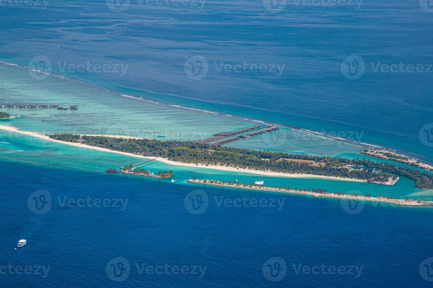hermosa vista aérea de la playa tropical. increíble playa de mar y laguna, naturaleza tropical. banner de destino de turismo exótico, vacaciones de verano foto