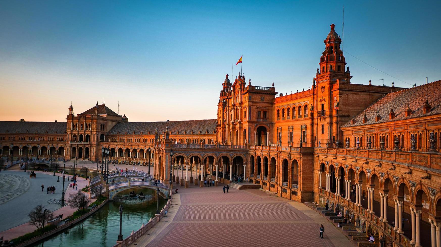 Sevilla, España - 20 de febrero de 2020 - Plaza de España, Plaza de España con detalles arquitectónicos en el centro de la ciudad de Sevilla, España. foto