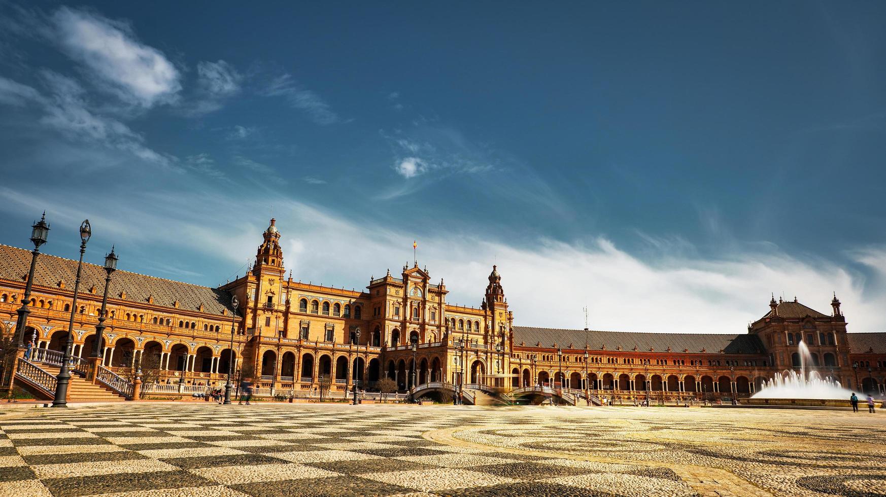 sevilla, españa - 15 de febrero de 2020 - la hermosa plaza de españa, plaza españa en el centro de la ciudad de sevilla con detalles arquitectónicos. foto