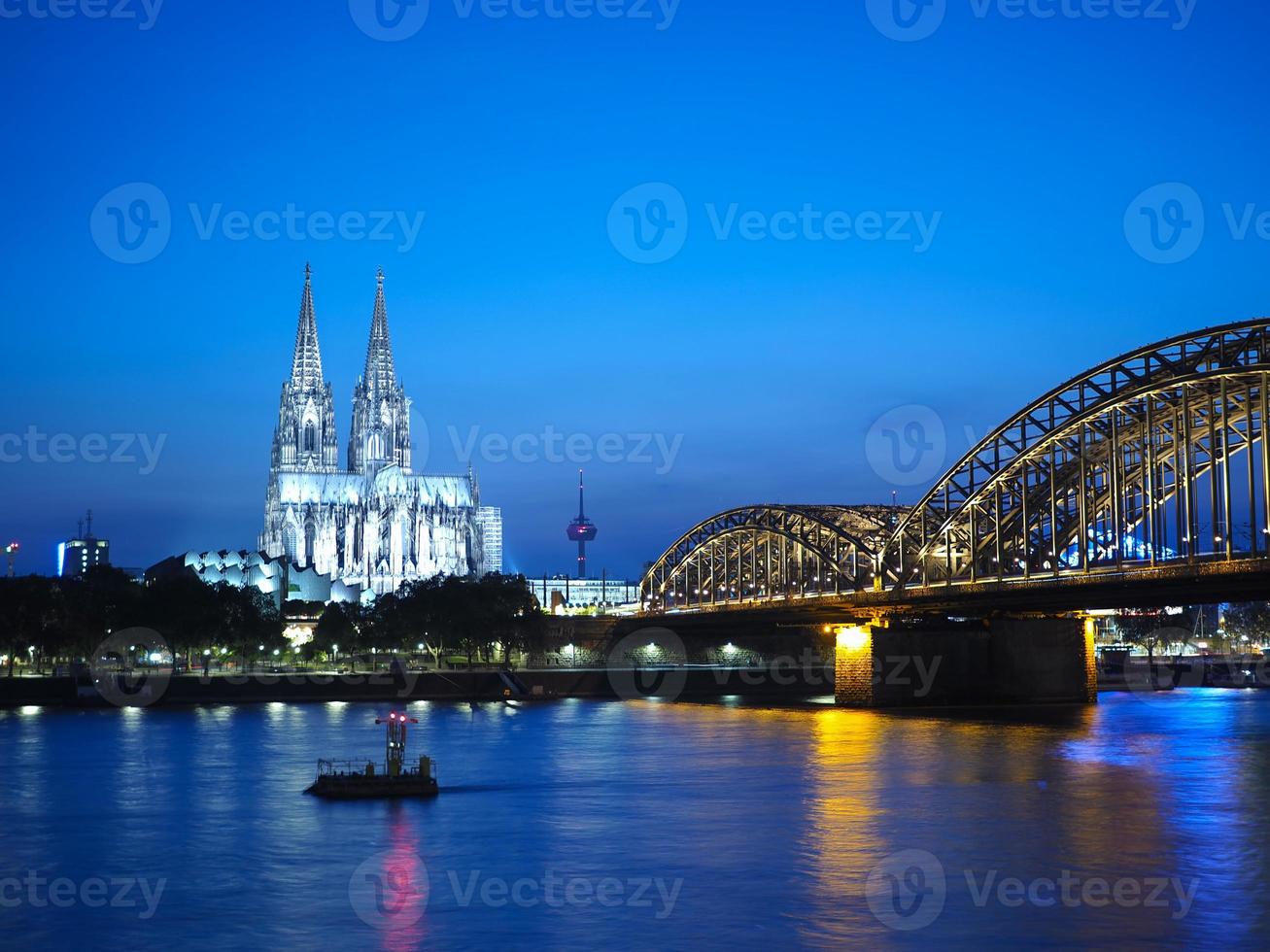la catedral de san pedro y el puente hohenzollern sobre el río rin en k foto