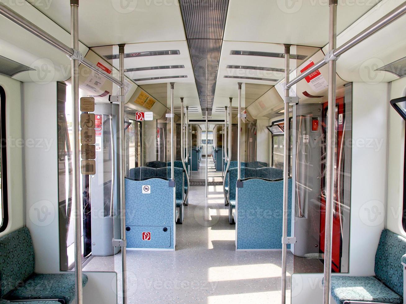 interior del tren vacío foto