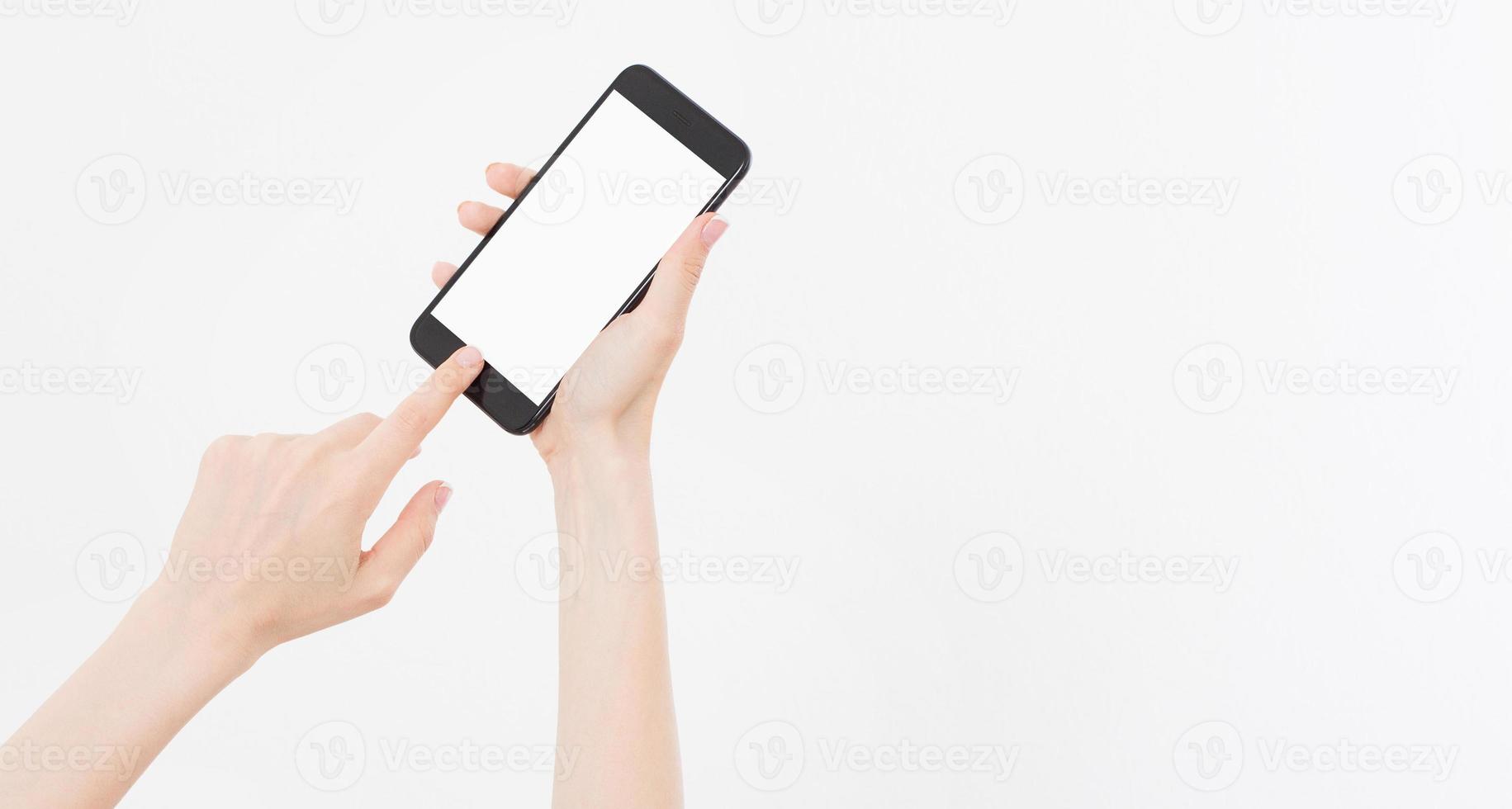 Asimiento de la mano femenina teléfono móvil aislado en blanco, mujer sosteniendo el teléfono con pantalla vacía, pantalla en blanco, tocando foto