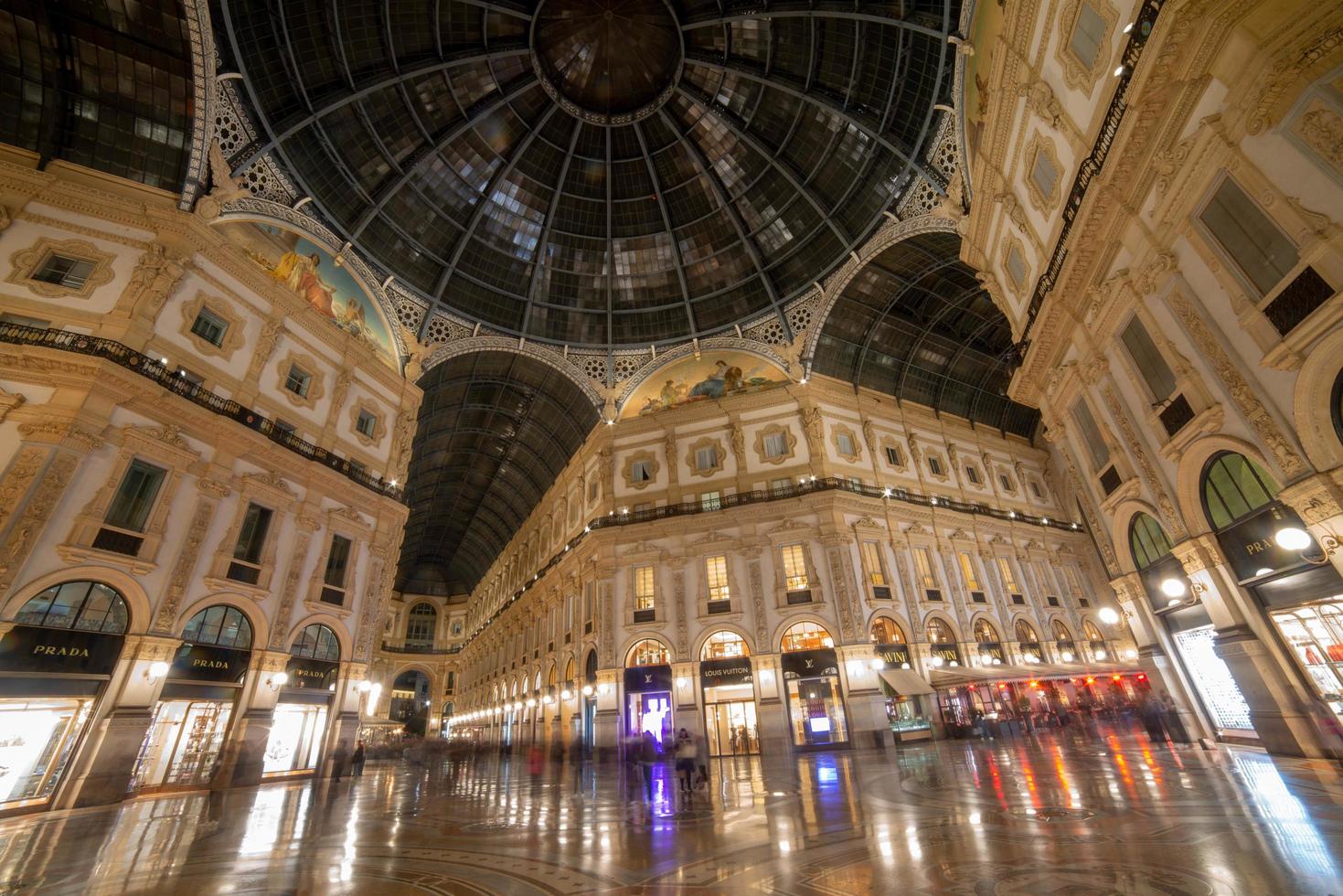 Milán Italia 2021 Vittorio Emanuele Gallery donde se encuentran las tiendas de lujo de Milán foto