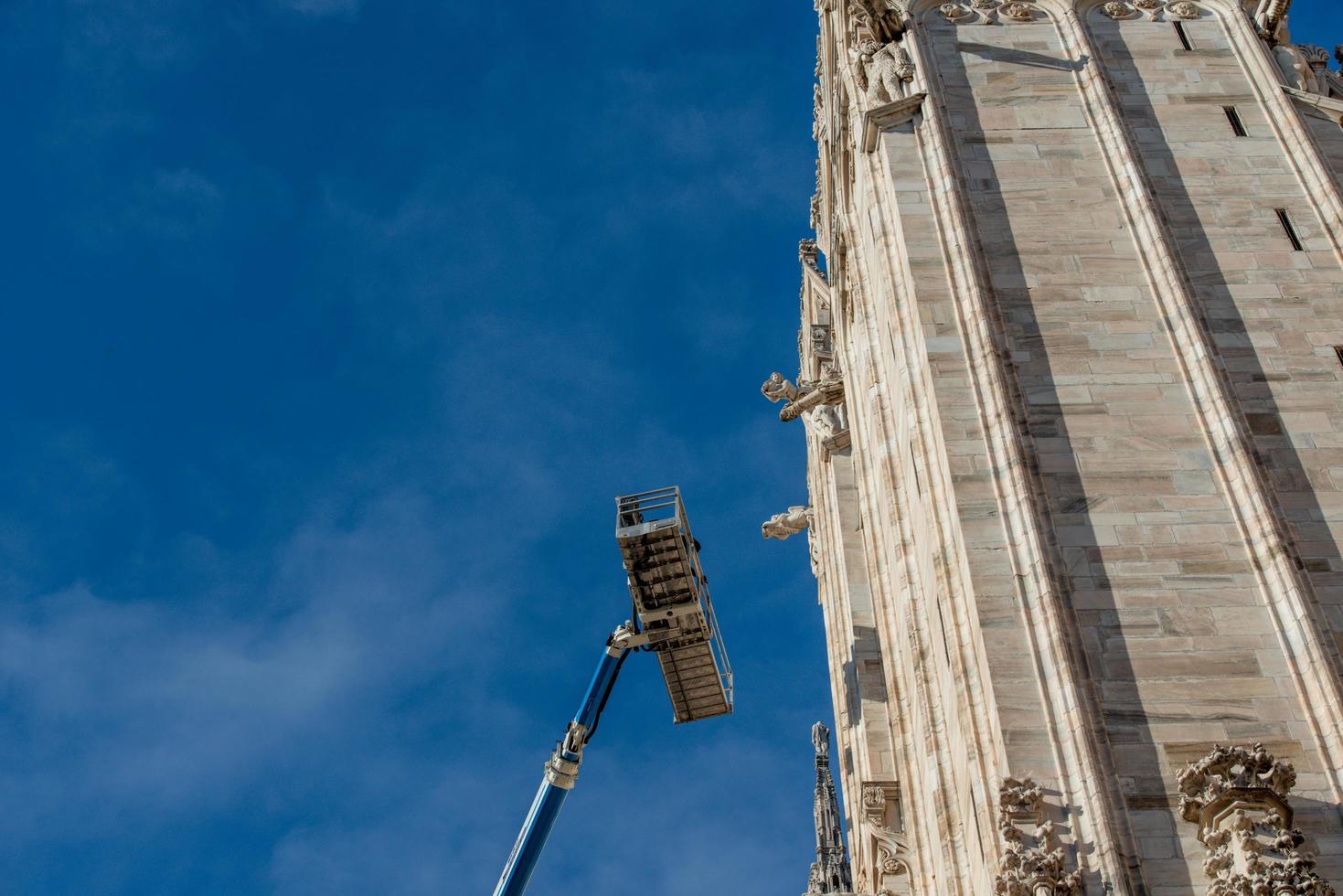 Milán Italia 2021 técnicos en plataforma elevadora para plan de mantenimiento programado y estudio de los fenómenos de degradación de la catedral de Milán foto