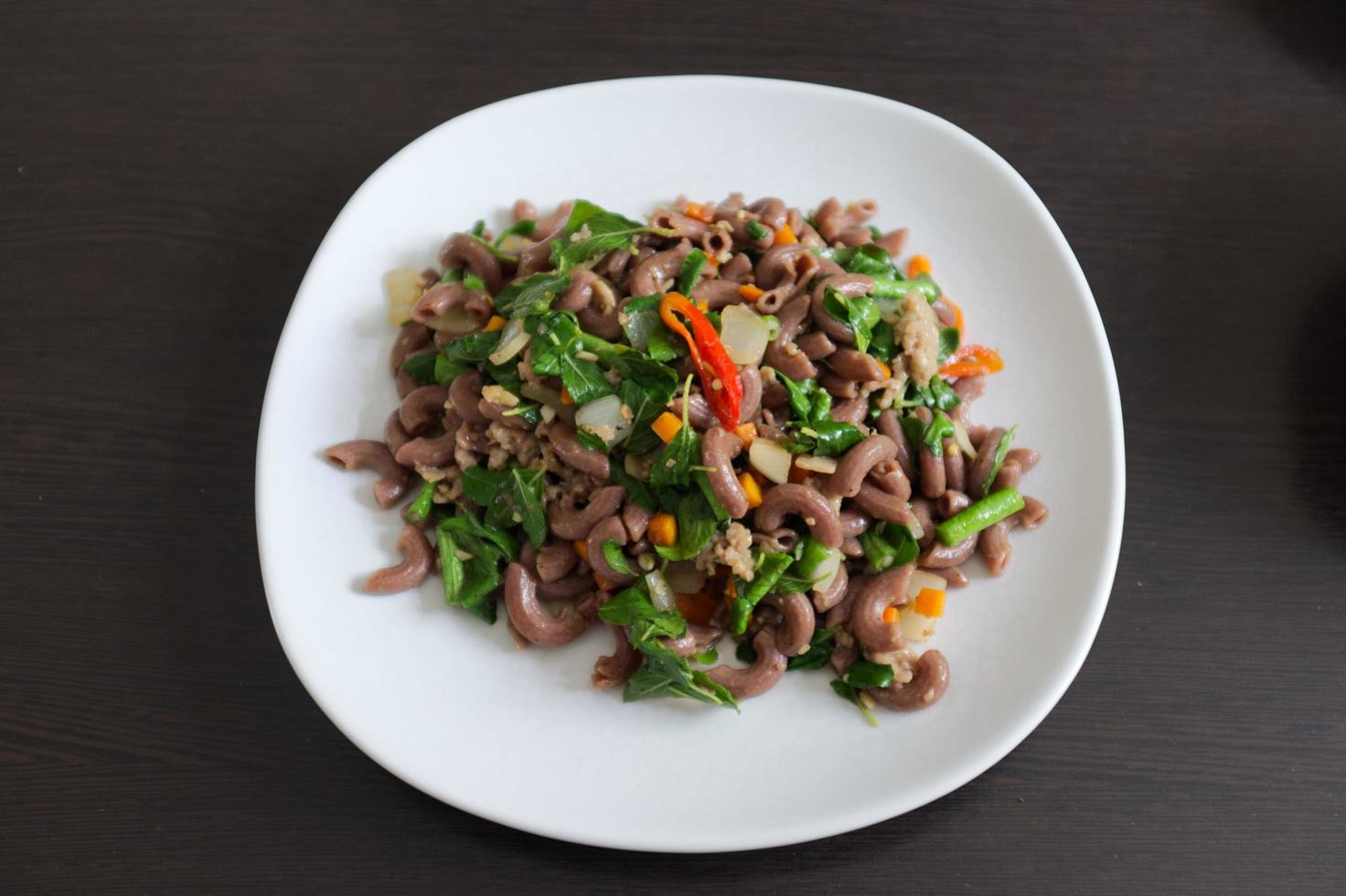 macarrones con picante con albahaca y carne de cerdo picada foto