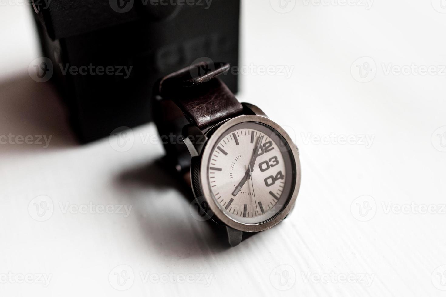 reloj de hombre sobre un fondo claro. accesorios para un hombre de negocios foto