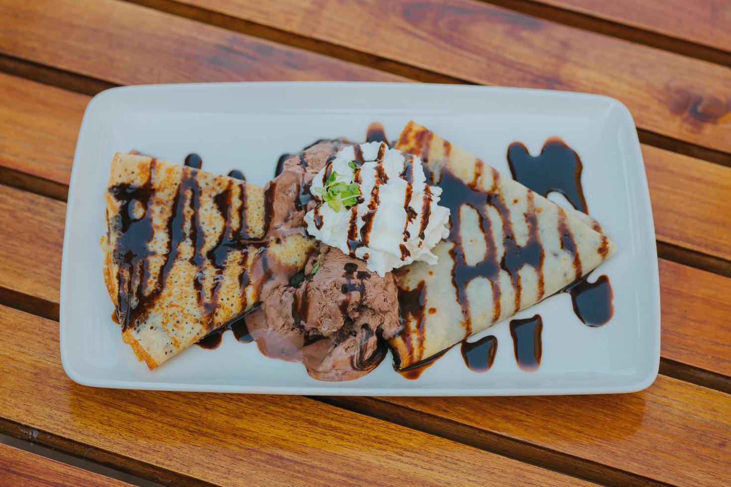 crepes panqueques en mesa de madera foto