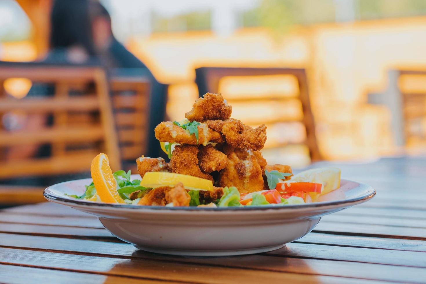 Ensalada de pollo en mesa de madera foto