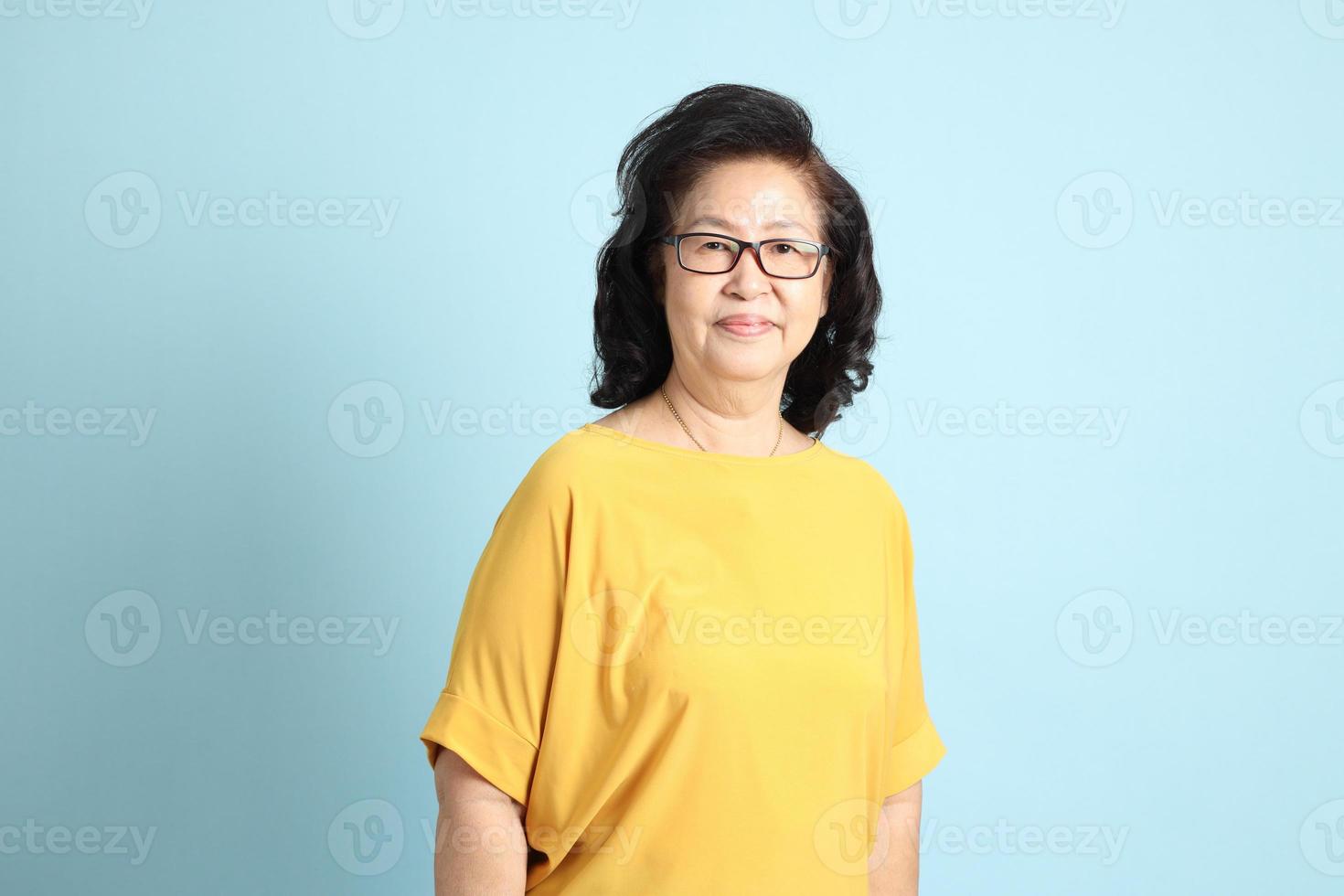 mujer asiática senior foto