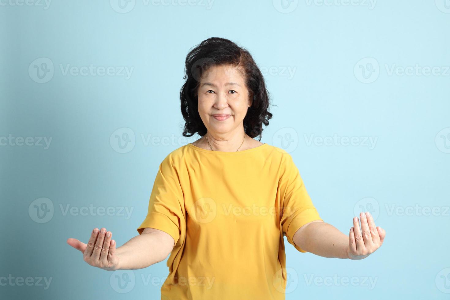 mujer asiática senior foto