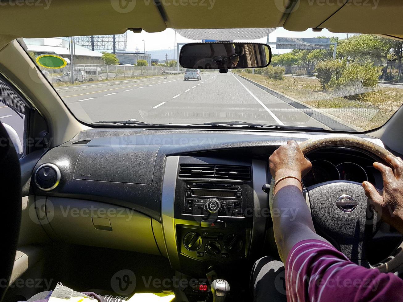 taxista ciudad del cabo, mientras conduce en el asiento trasero. foto