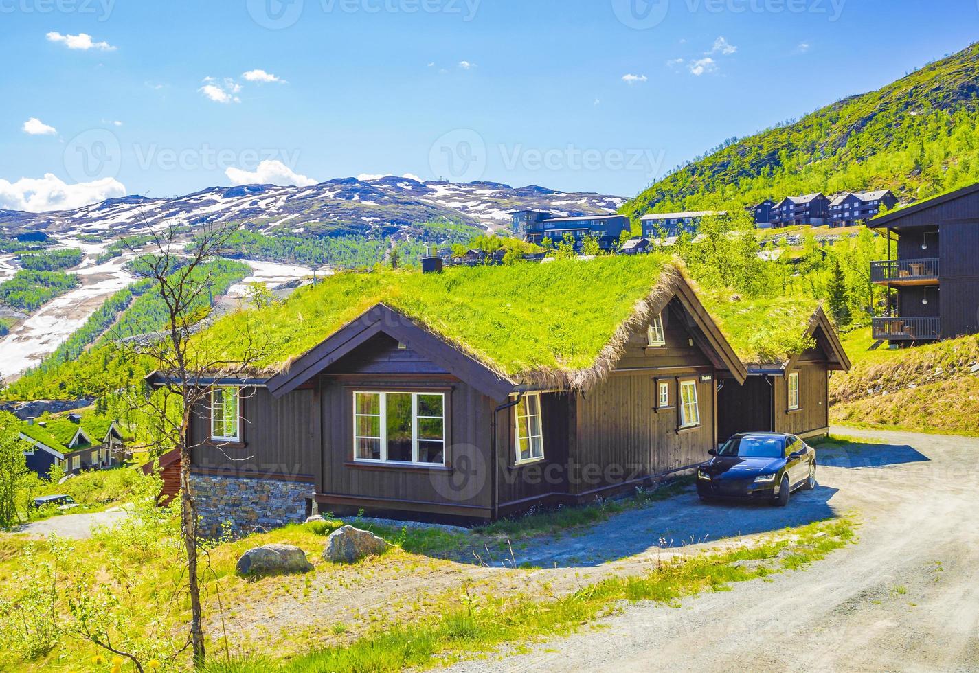 hermoso panorama noruega hemsedal skicenter con cabaña de montañas y cabañas. foto