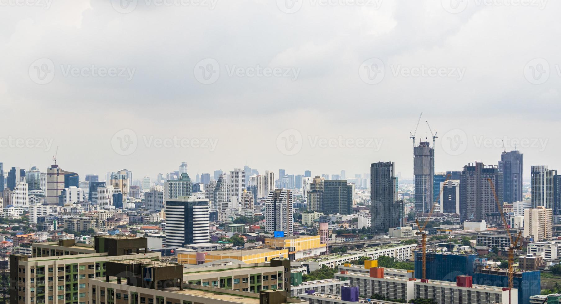 panorama de la ciudad de bangkok rascacielos paisaje urbano de la capital de tailandia. foto