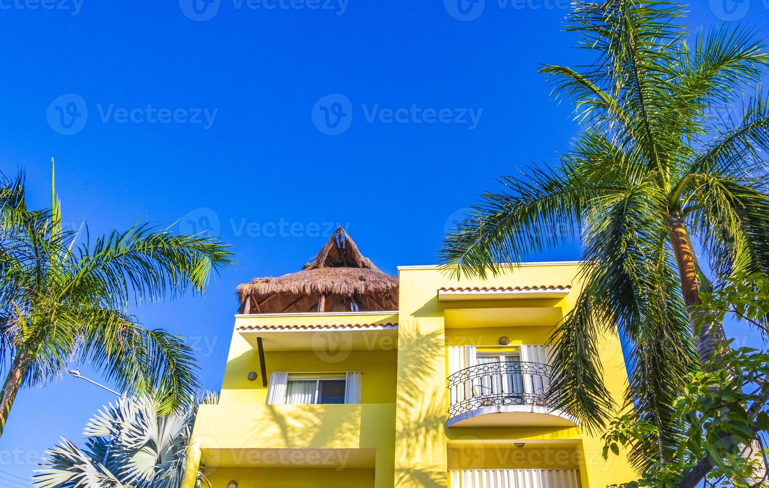 Típica residencia amarilla edificio de condominios hotel playa del carmen mexico. foto
