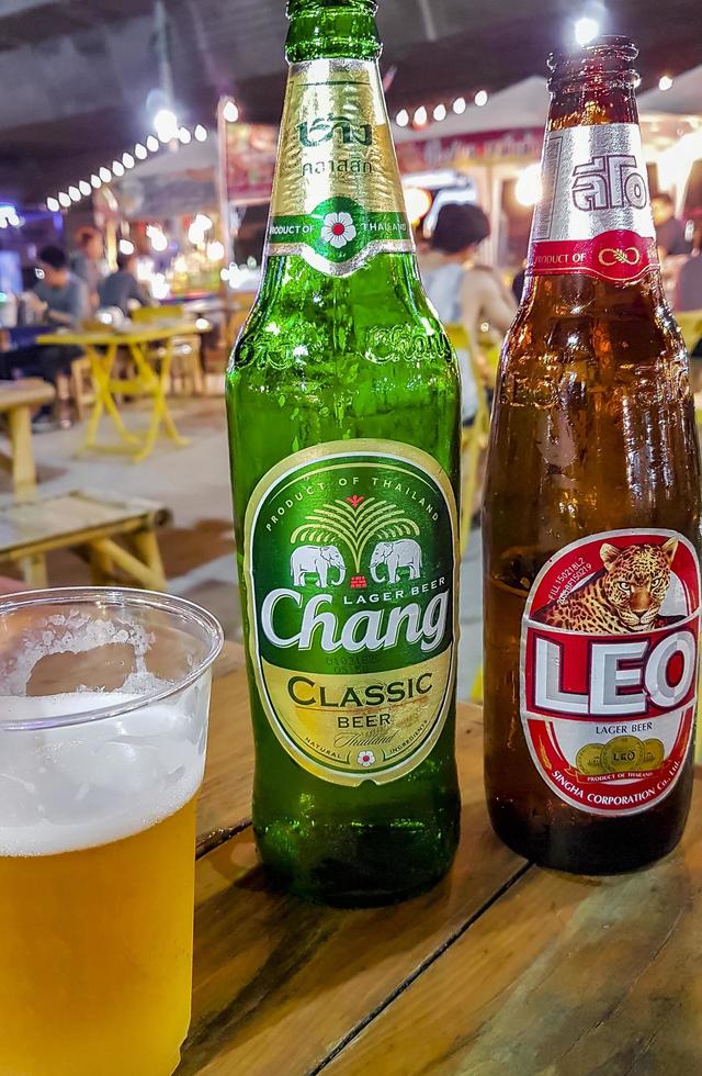 bangkok tailandia 22 de mayo de 2018 cerveza chang leo mercado nocturno tailandés comida callejera bangkok tailandia. foto