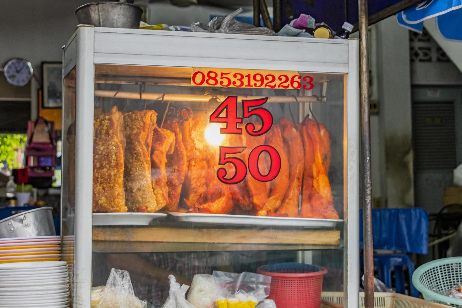 bangkok tailandia 22 de mayo de 2018 productos cárnicos y verduras comida callejera tailandesa bangkok tailandia. foto