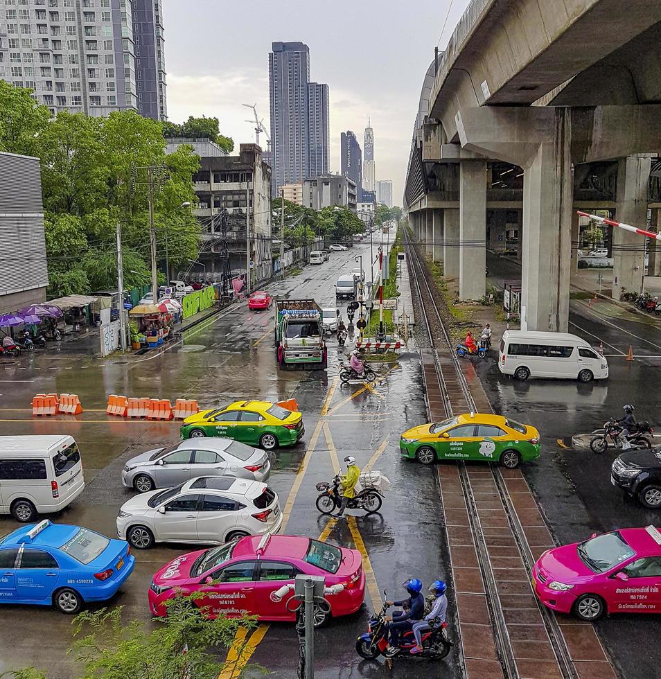 Bangkok, Tailandia 22 de mayo de 2018, hora punta, gran atasco de tráfico pesado en la concurrida Bangkok, Tailandia. foto