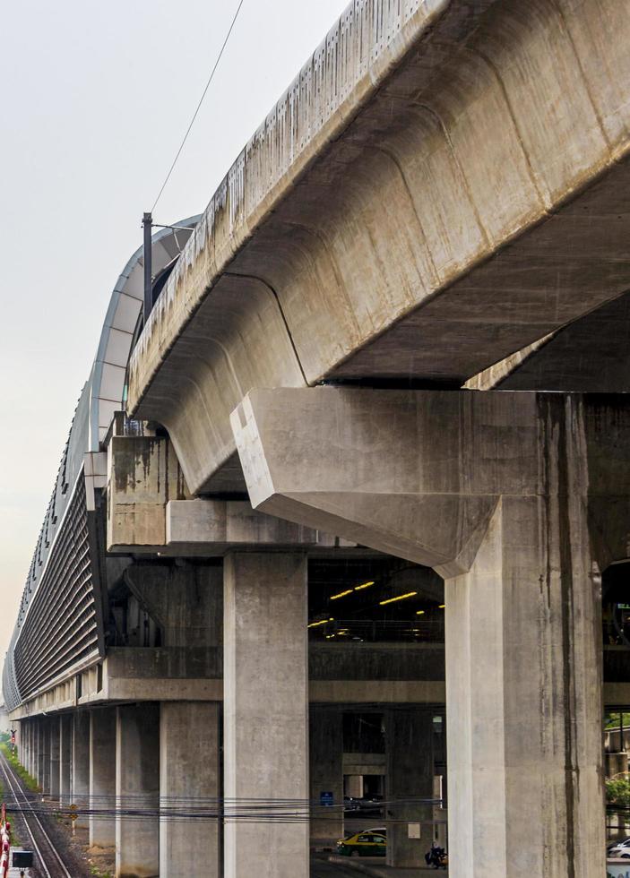 Arquitectura del paisaje urbano y lluvia en la estación Makkasan en Bangkok, Tailandia. foto