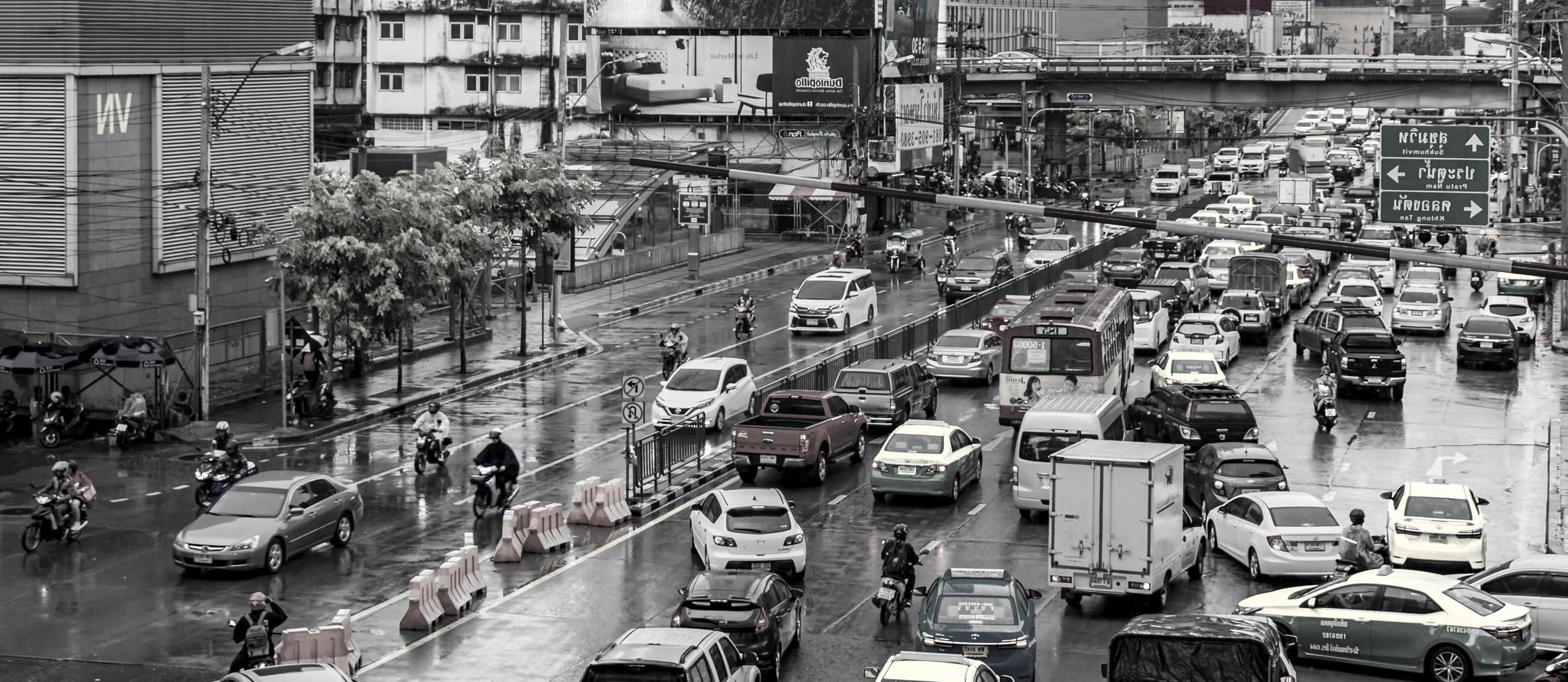 Bangkok, Tailandia 22 de mayo de 2018, hora punta, atasco de tráfico pesado, Bangkok, Tailandia, en blanco y negro. foto