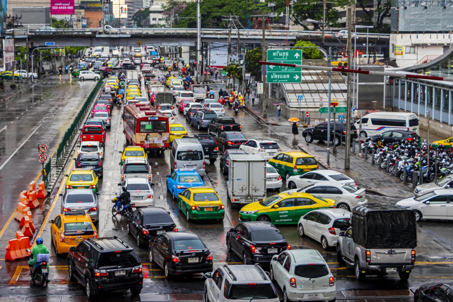 Bangkok, Tailandia 22 de mayo de 2018, hora punta, gran atasco de tráfico pesado en la concurrida Bangkok, Tailandia. foto