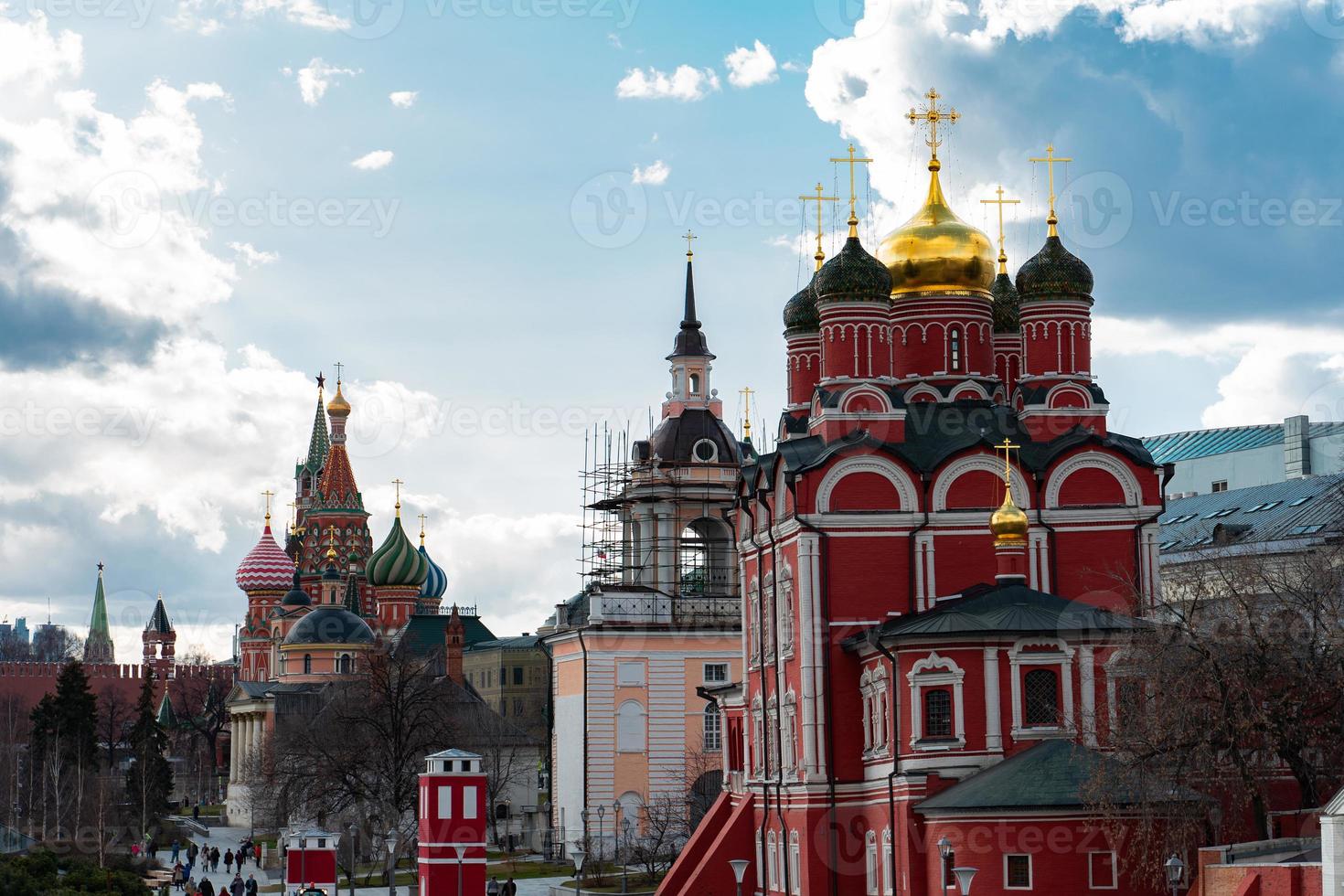 hoto el kremlin de moscú y st. catedral de albahaca foto