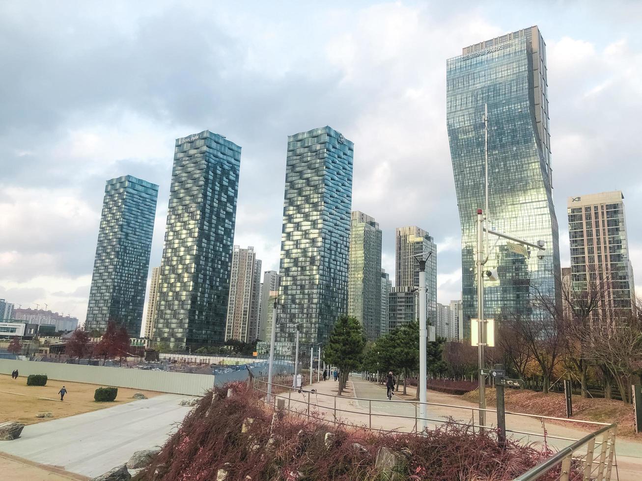 incheon city, corea del sur, 2021 - grandes edificios en el parque de la ciudad de incheon city foto