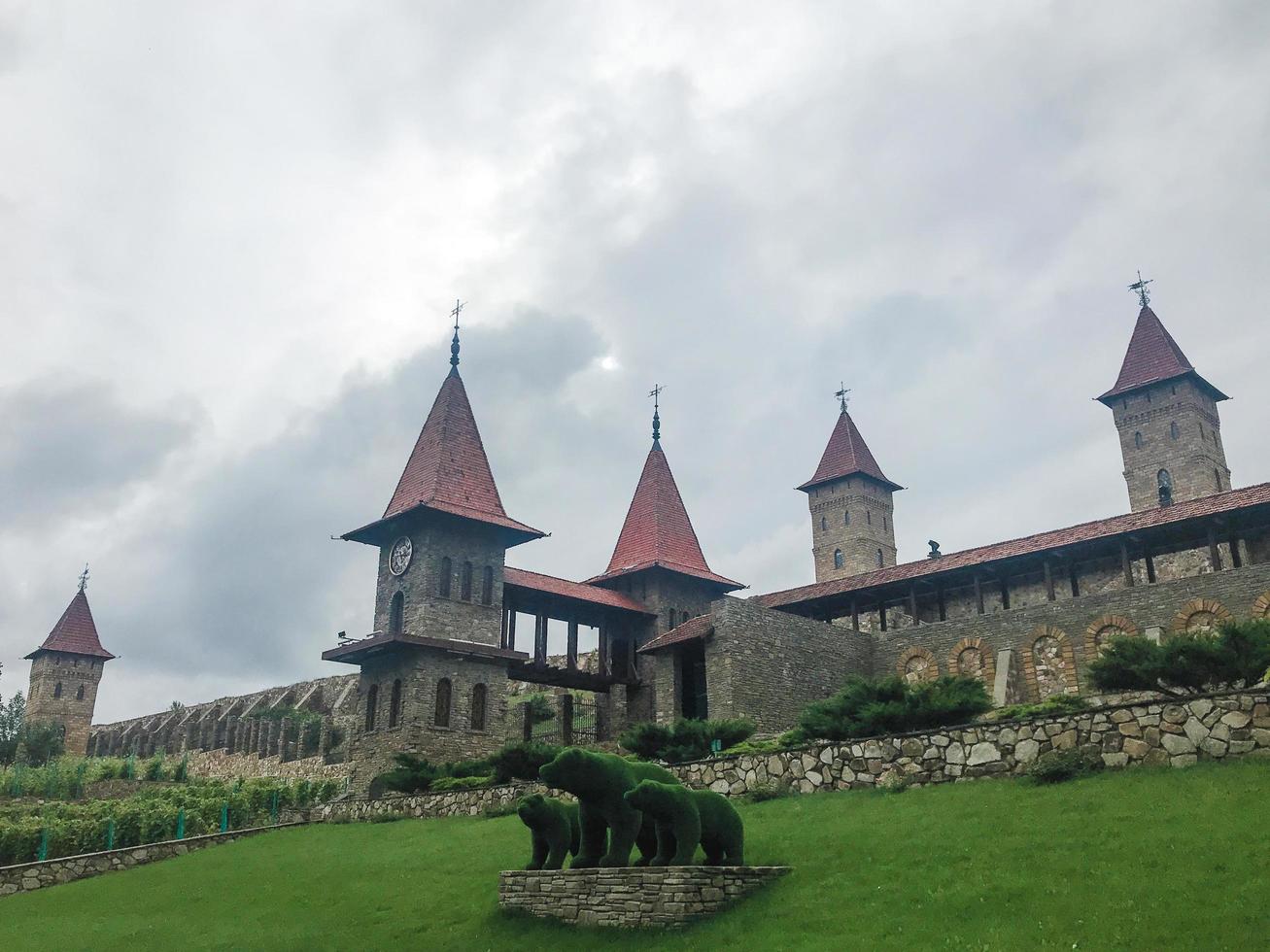 ciudad de kamensk, rusia, 2021 - castillo en el parque loga foto