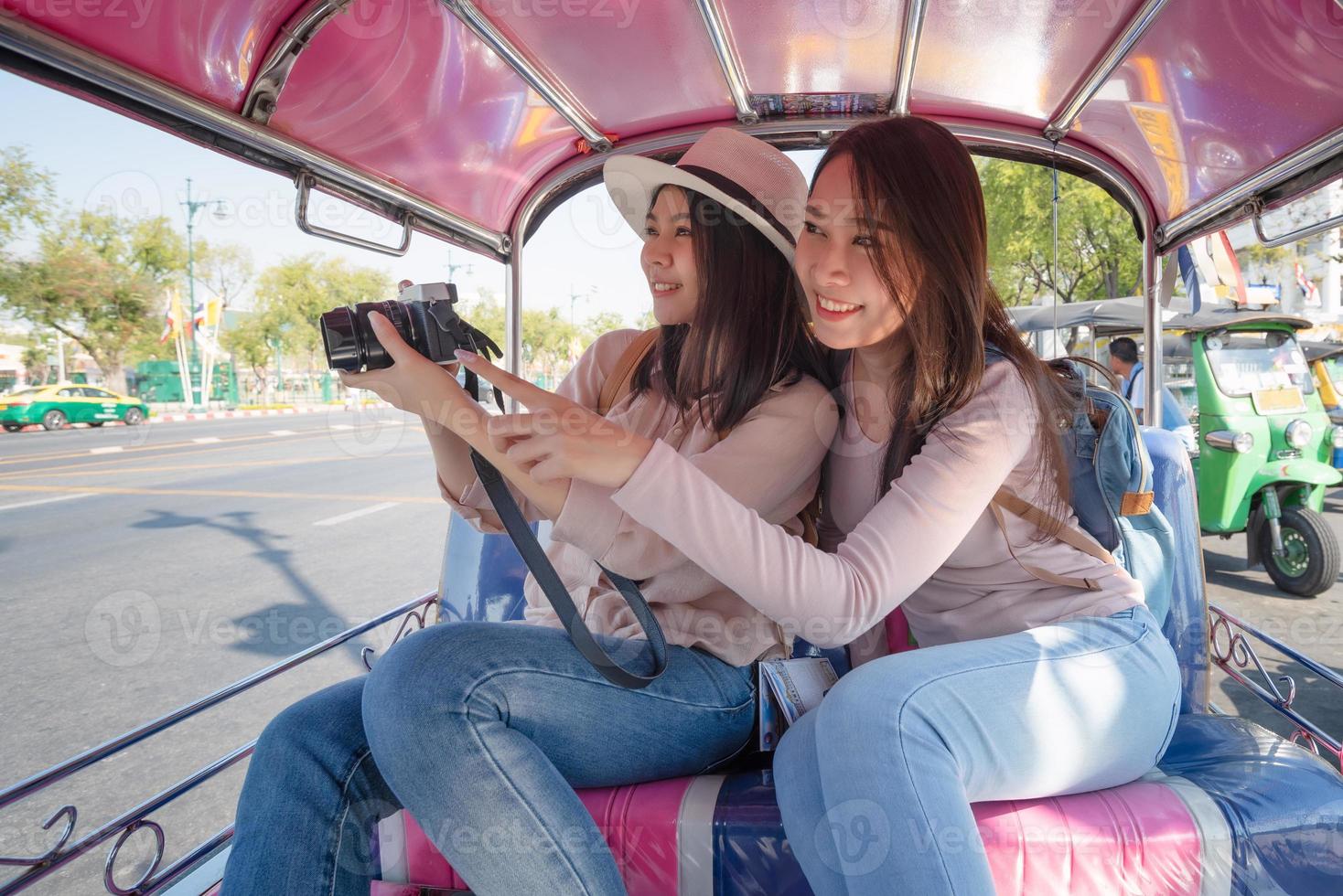 Hermosa mujer de turistas asiáticos disfrutan de viajar juntos en el centro urbano de la ciudad de vacaciones foto