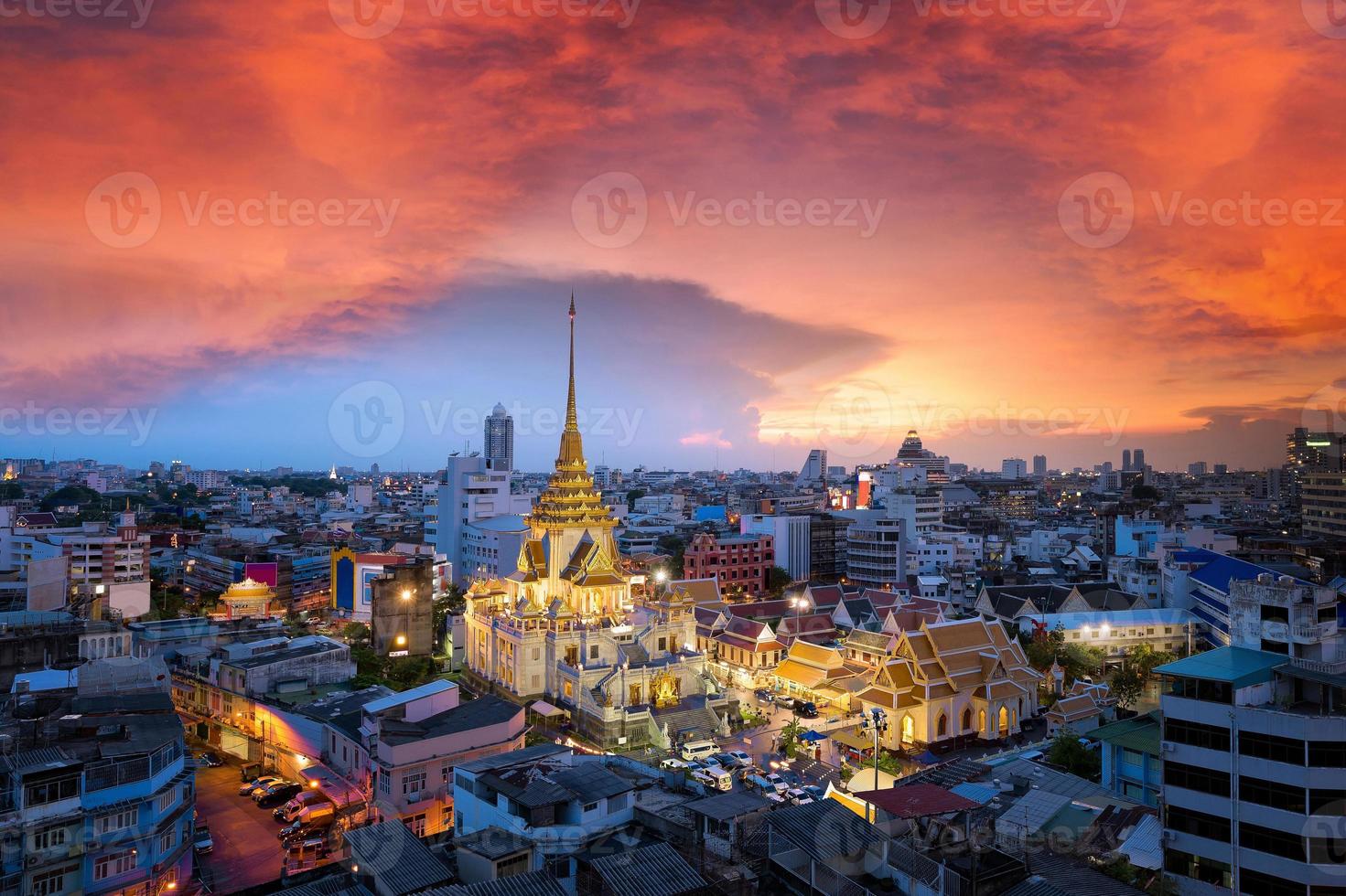vista del paisaje de wat traimit witthayaram worawihan atractivo templo de bangkok para el turismo al atardecer. templo del buda dorado más grande en bangkok, tailandia foto