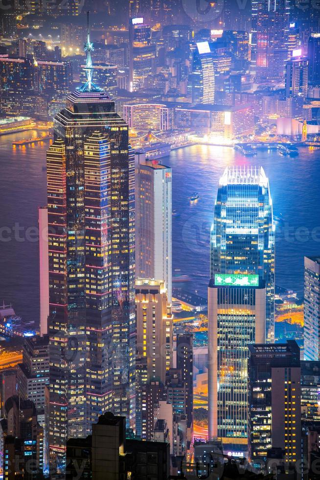 el centro de hong kong el famoso paisaje urbano vista del horizonte de hong kong durante el crepúsculo vista desde el pico victoria en hong kong. foto