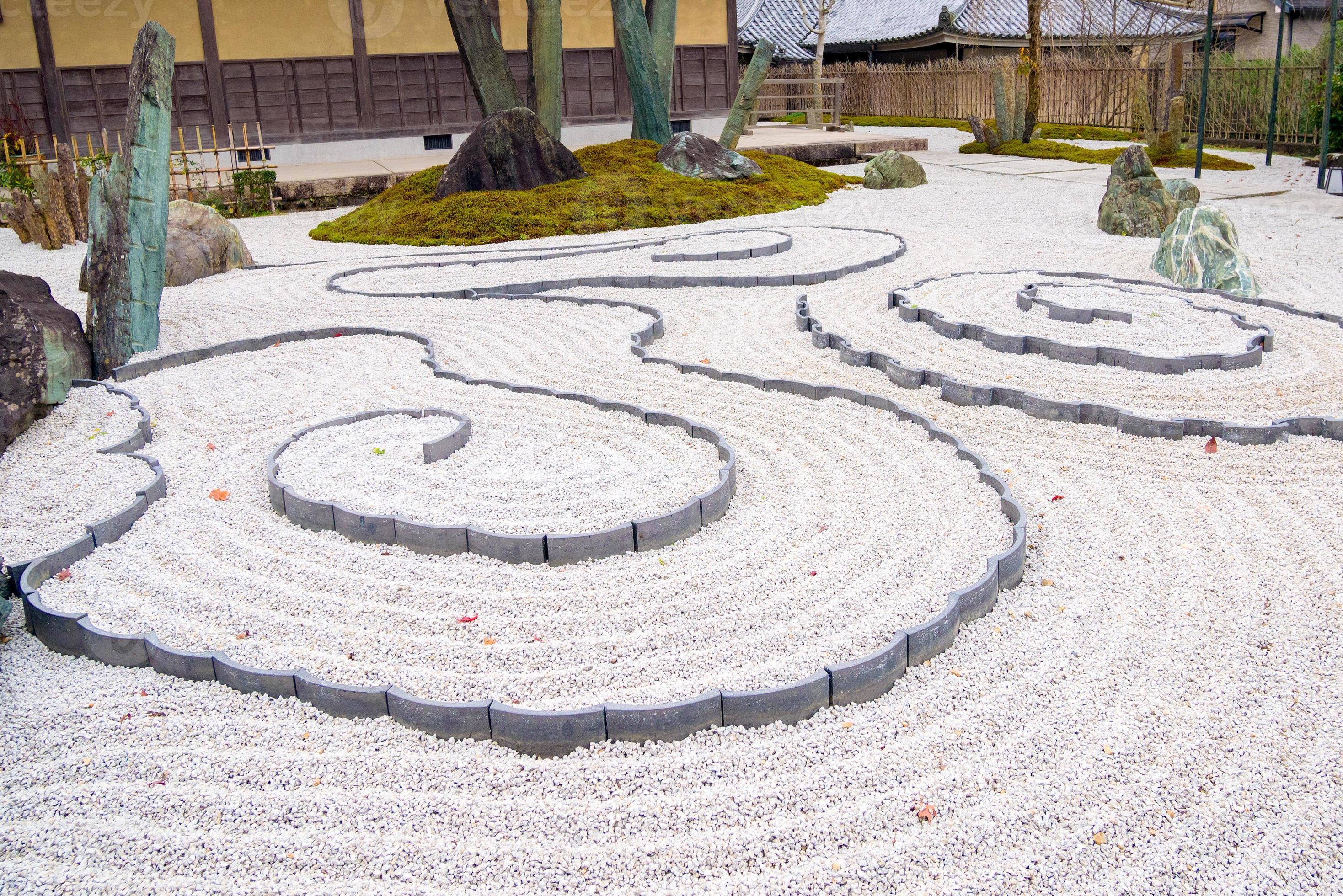 Jardín zen japonés armonía de rocas arena rastrillada y follaje arreglado