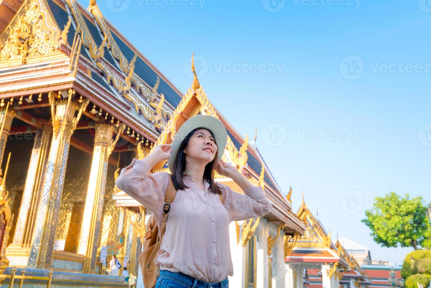 Hermosa mujer turista asiática sonríe y disfruta de viajes de vacaciones en Bangkok en Tailandia foto