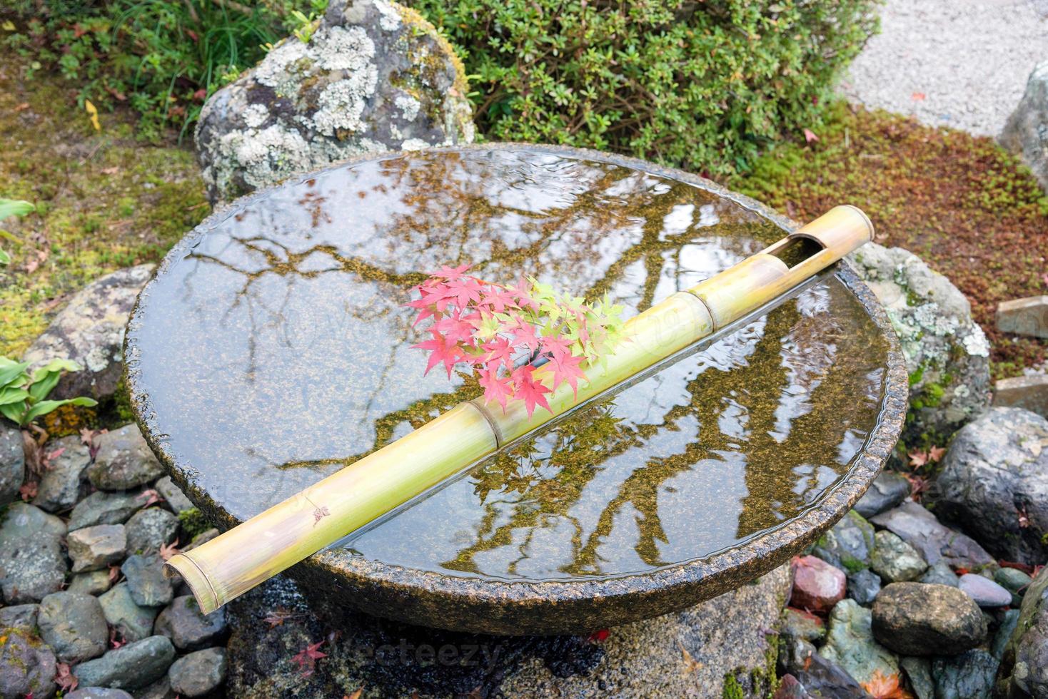 jardín zen japonés para la relajación, el equilibrio y la armonía, la espiritualidad o el bienestar en kyoto, japón foto