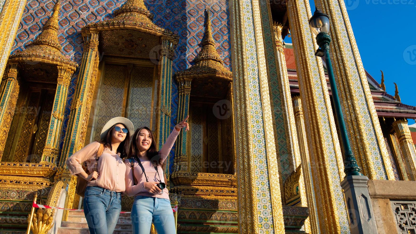 Hermosa mujer de turistas asiáticos disfrutar de viajes de vacaciones en Bangkok en Tailandia foto