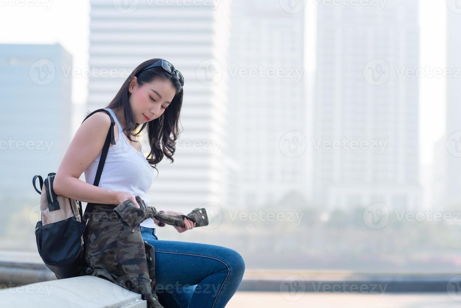 Hermosa mujer turista asiática relajarse y disfrutar de los viajes en verano de vacaciones foto