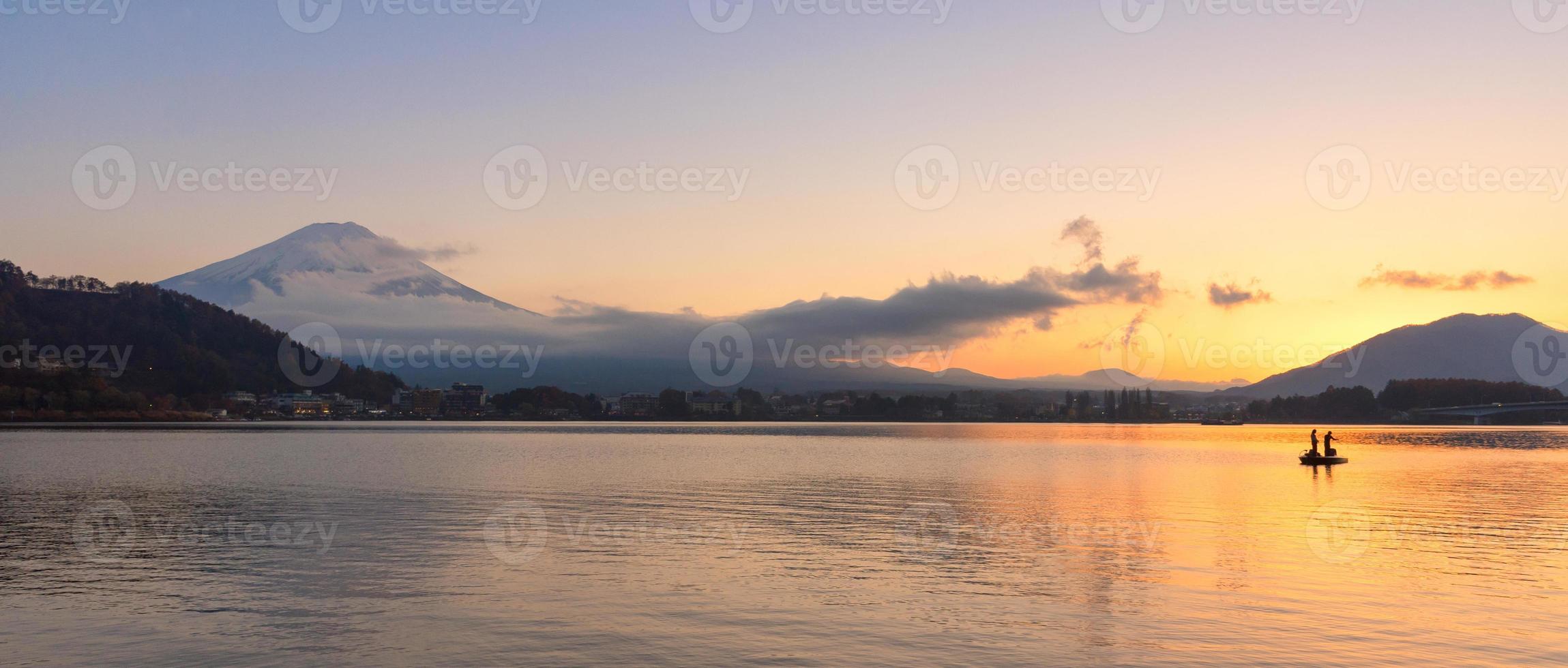 Vista panorámica del paisaje natural del monte fuji en kawaguchiko durante la puesta de sol en la temporada de otoño en Japón. El monte fuji es un lugar especial de belleza escénica y uno de los sitios históricos de Japón. foto