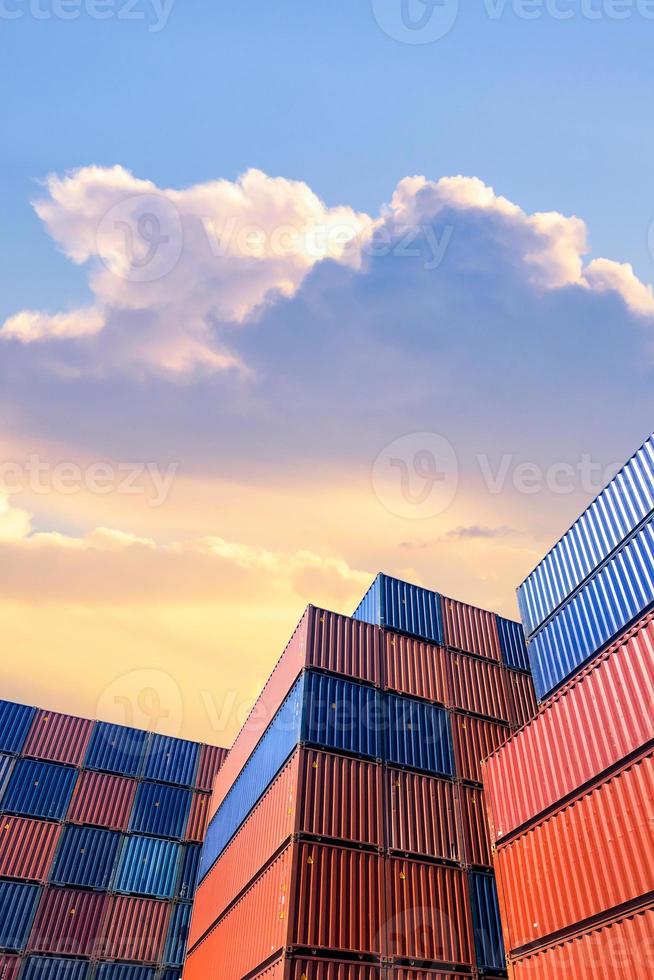 Patrón de pila de colores de contenedores de envío de carga en el patio de envío, muelle para transporte, importación, exportación concepto industrial foto