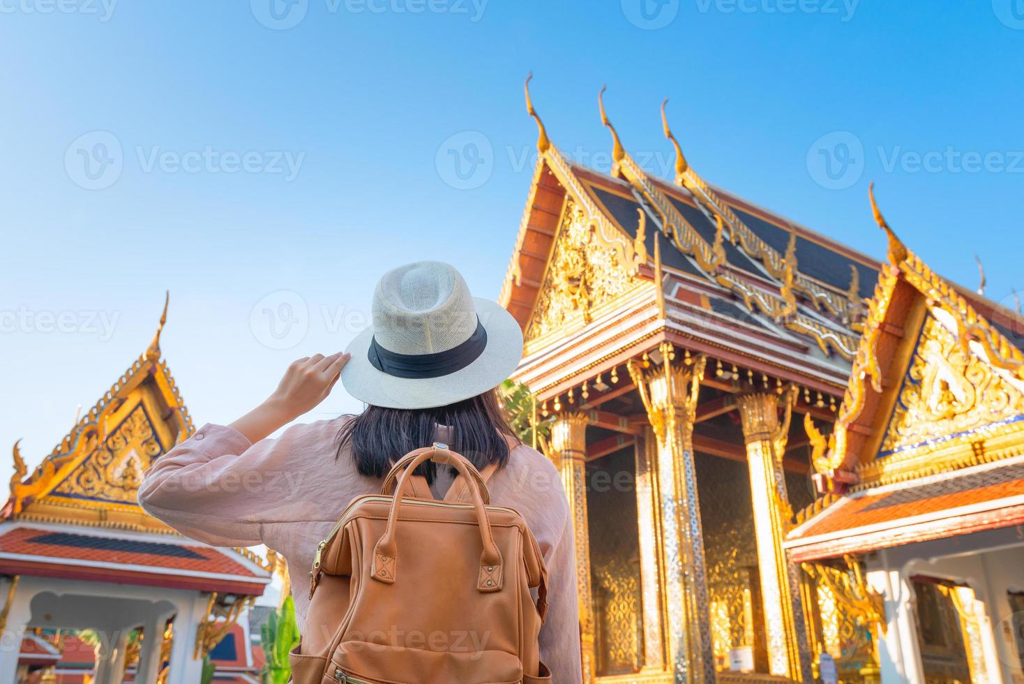 Hermosa mujer turista asiática disfruta de viajes de vacaciones en Bangkok en Tailandia foto