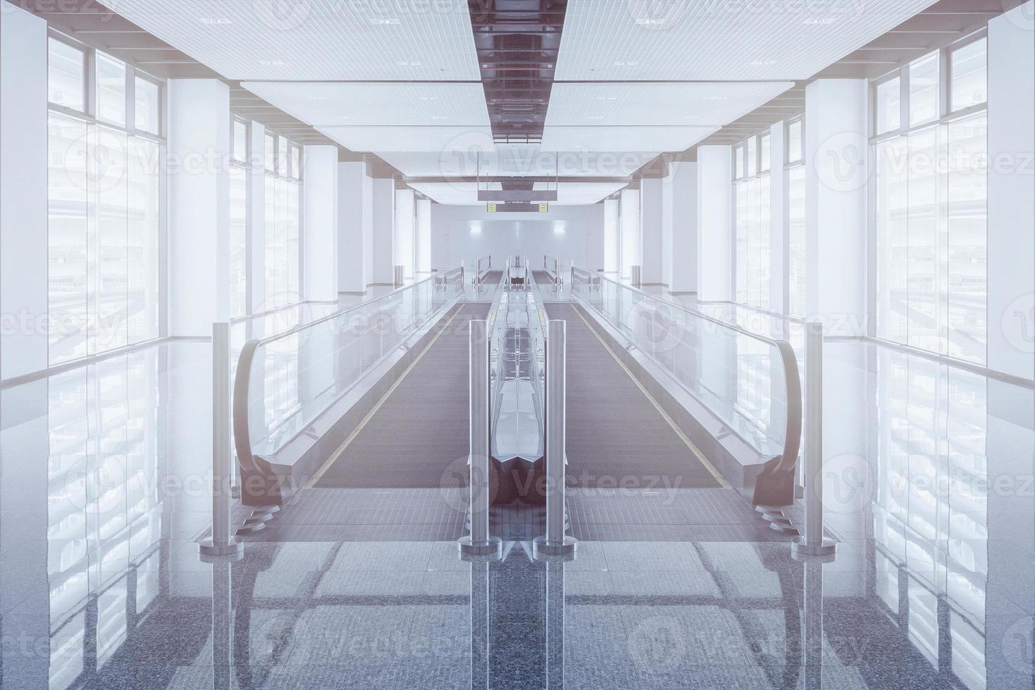 La pasarela moderna de la escalera mecánica avanza y la escalera mecánica se mueve hacia atrás en el aeropuerto internacional. La escalera mecánica es una instalación para el transporte de apoyo en un edificio moderno. foto