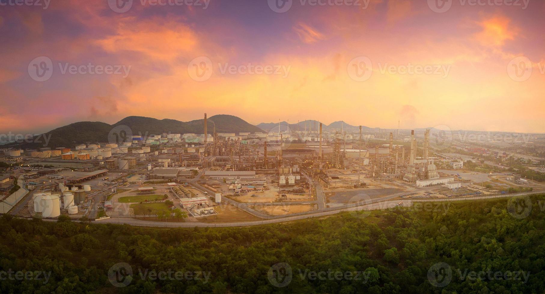 Ariel vista panorámica de la planta de refinería de petróleo y gas de producción de la industria petrolera o petroquímica con el entorno del cielo del amanecer foto