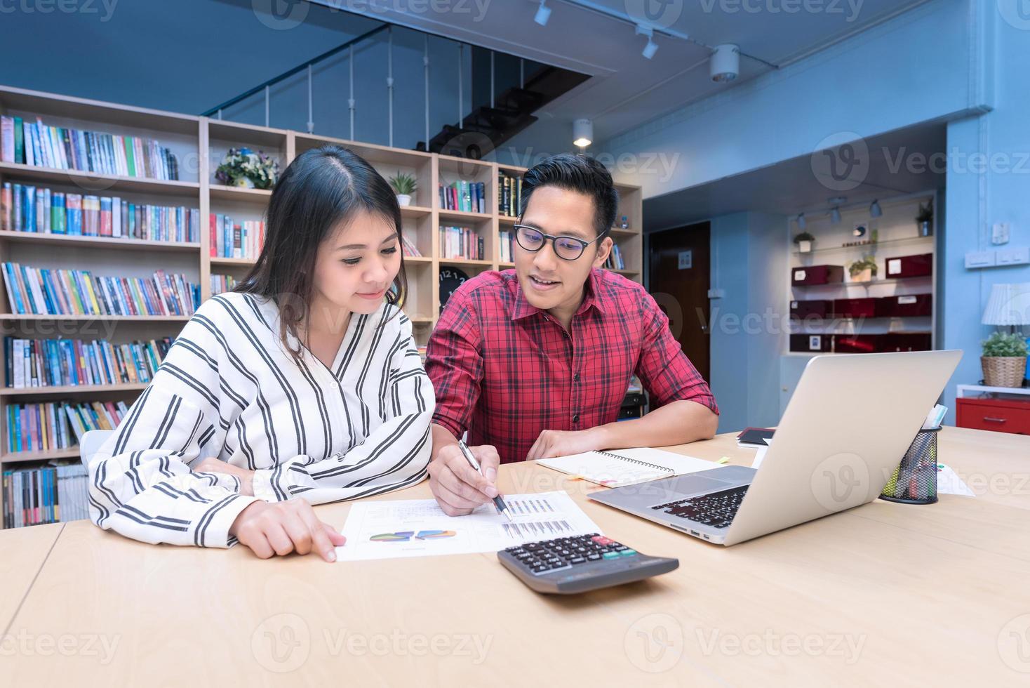 Pareja asiática emprendedor de negocios lluvia de ideas y discusión para el plan de negocios en la oficina en casa.Conceptual para emprendedor de pequeñas empresas y autónomo. foto