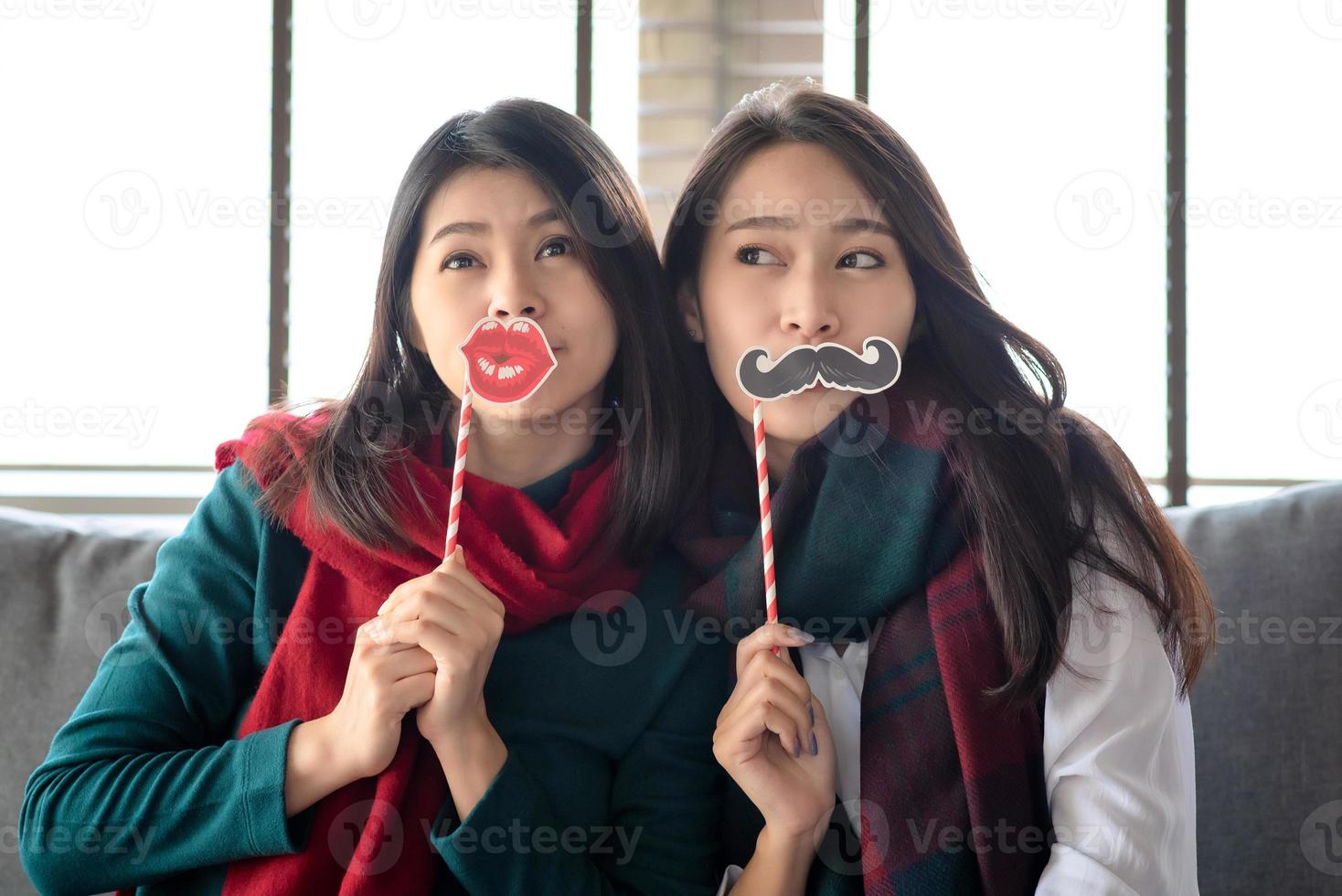 dos mujeres disfrutan de celebrar la fiesta de navidad y año nuevo en casa en diciembre foto