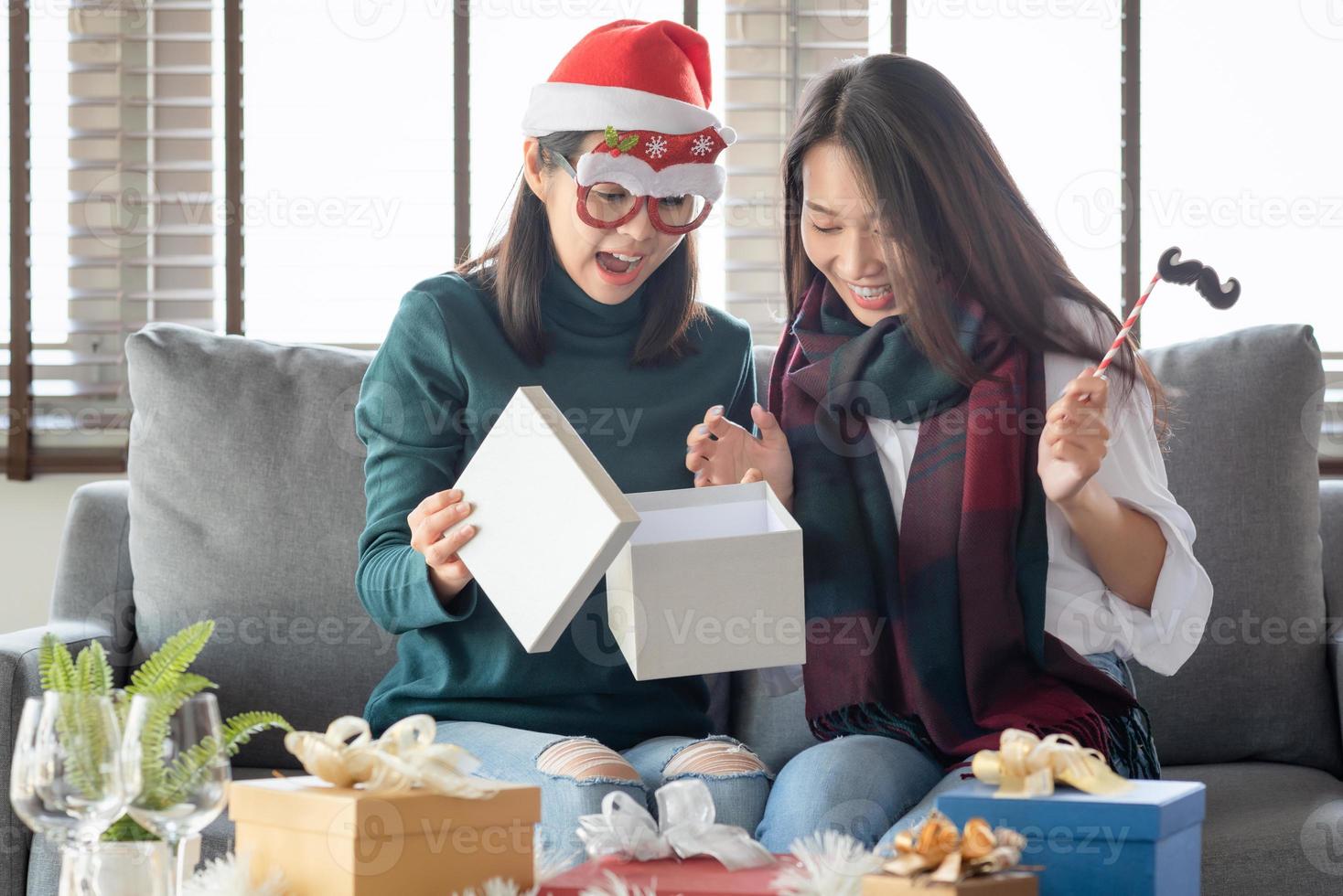 dos mujeres disfrutan de celebrar la fiesta de navidad y año nuevo en casa en diciembre foto