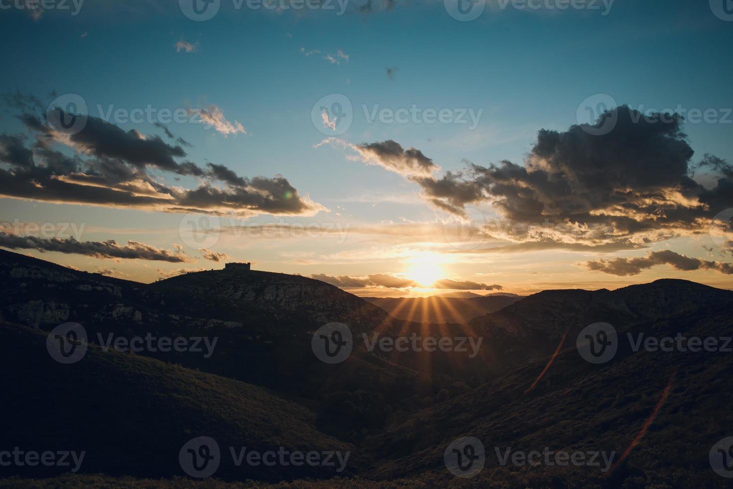 una hermosa puesta de sol de montaña nublada foto