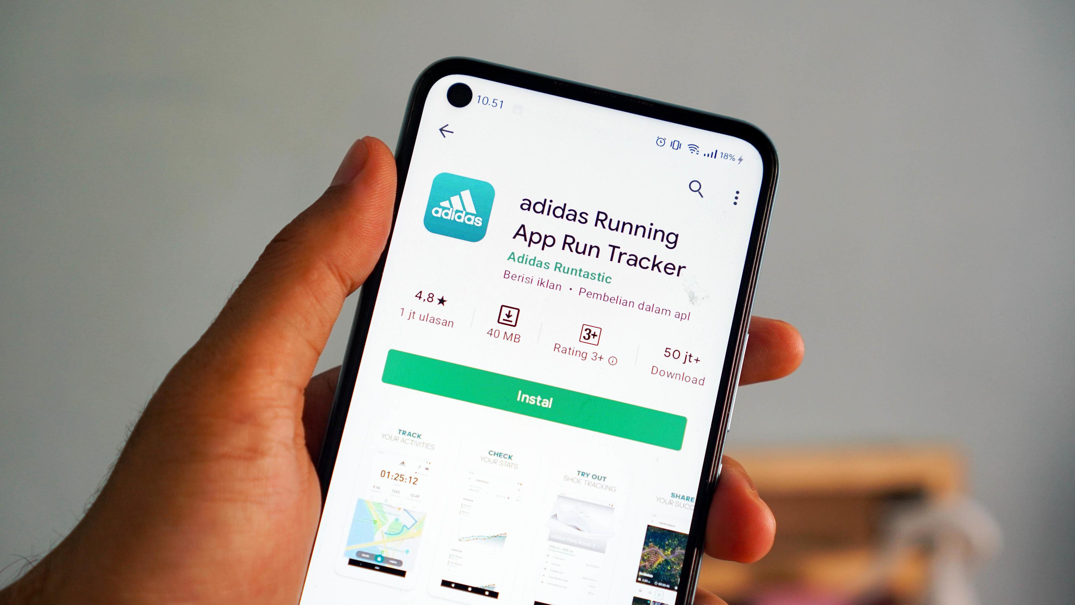 pekanbaru, indonesia 2021 - adidas running. aplicación ejecutar la aplicación de Android rastreador. el icono aplicación en el primer plano de la pantalla del móvil se sostiene con la mano. Foto de stock en Vecteezy